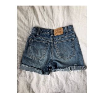 VINTAGE LEVI 550 mom jean shorts